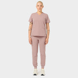 Przód bluzy medycznej EMILY w kolorze Dusty Pink na kobiecie