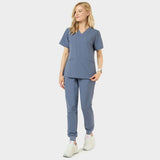 Bluza medyczna Emily w kolorze Ink Blue - widok z przodu na kobiecie