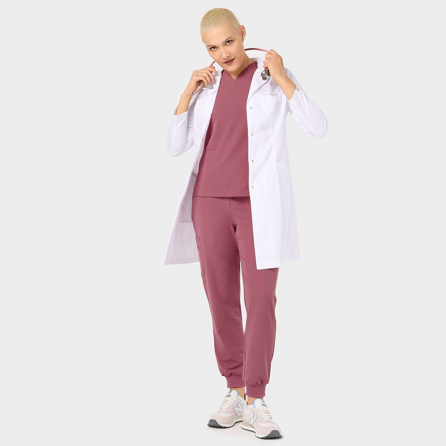 Damski fartuch medyczny w kolorze białym - widok przodem