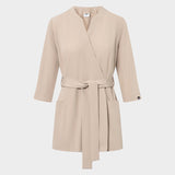 Packshot fartuszka medycznego Sophia z długimi rękawami w kolorze Latte