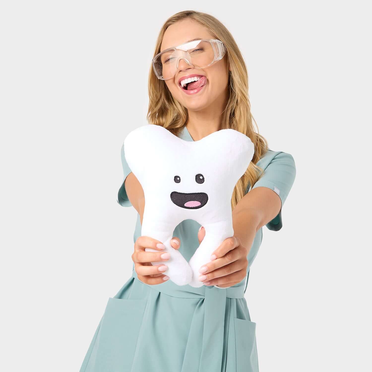 Modelka w fartuszku medycznym wiązanym Sophia Dusty Blue w dynamicznej pozie