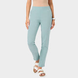 Spodnie medyczne damskie Dusty Blue na modelce, widok przodem