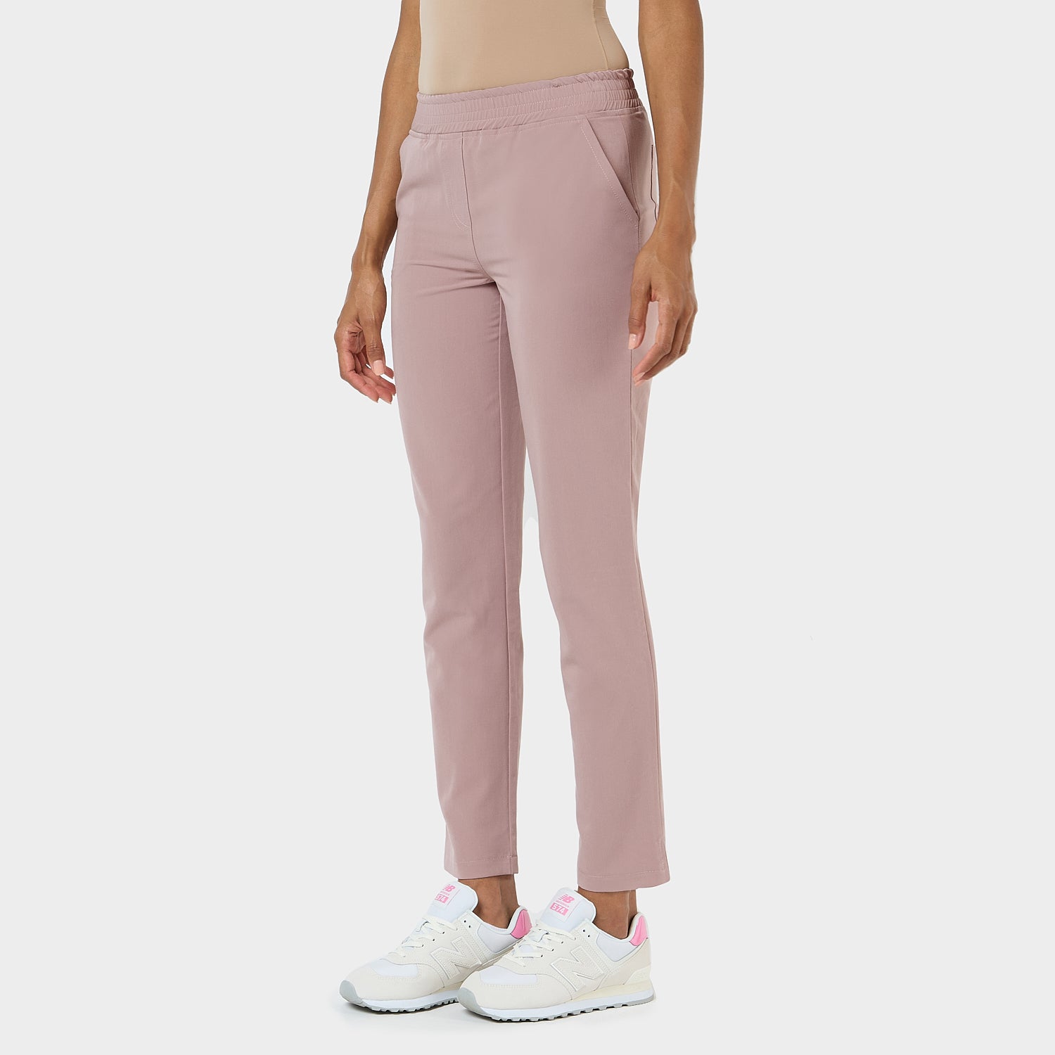 Damskie spodnie medyczne w kolorze dusty pink – widok z przodu na kobiecie.