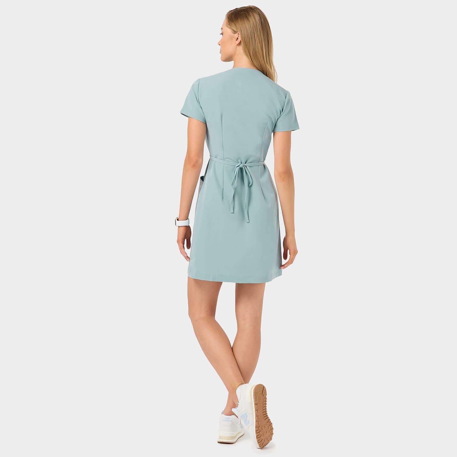 Sukienka medyczna wiązana KATE Dusty Blue z tyłu: Widok sukienki medycznej w kolorze Dusty Blue z tyłu, ukazujący szczegóły kroju i wykończenia.