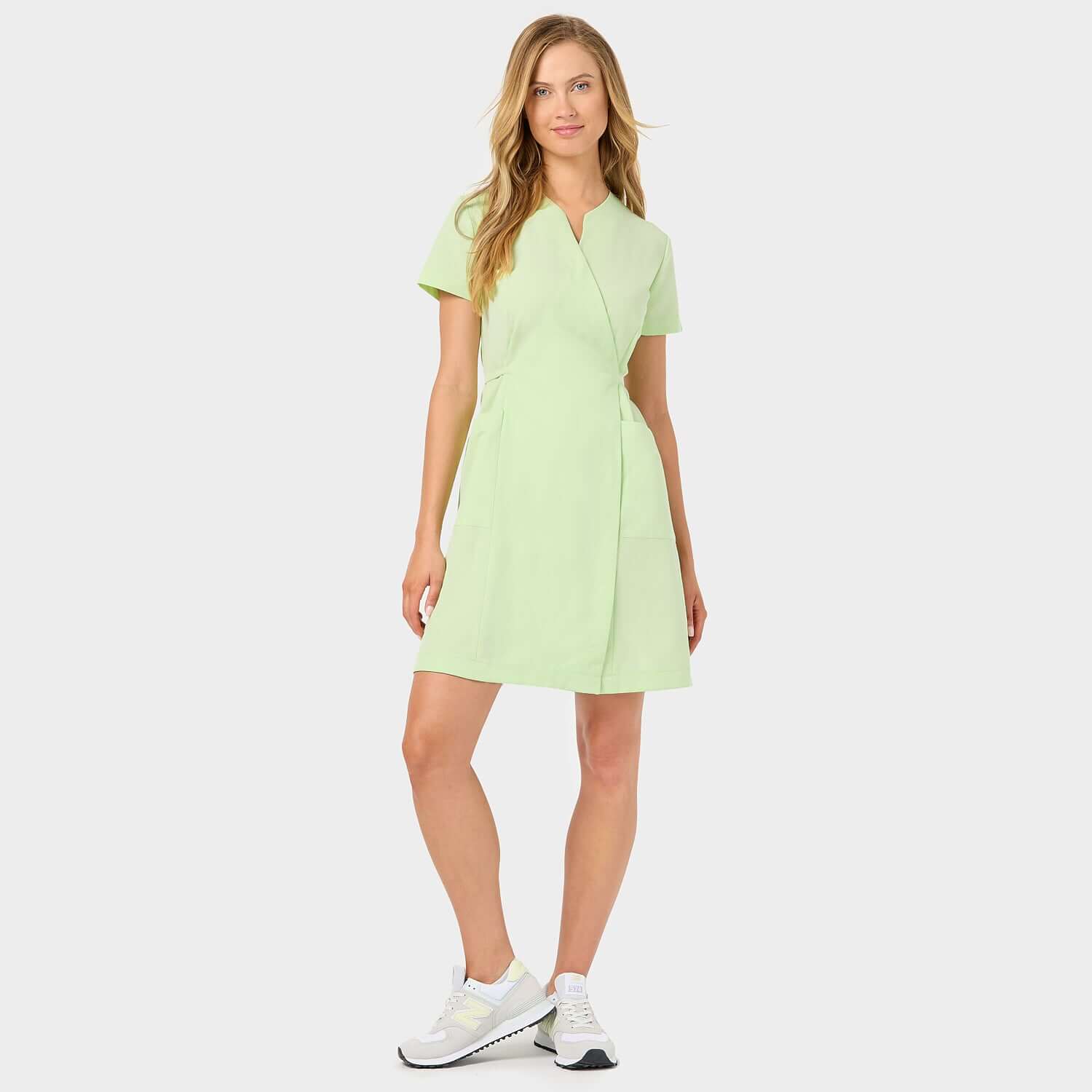 Przód sukienki wiązanej medycznej w kolorze Matcha. Stylowy design z eleganckim wykończeniem, idealny dla kobiet w medycynie i kosmetologii.