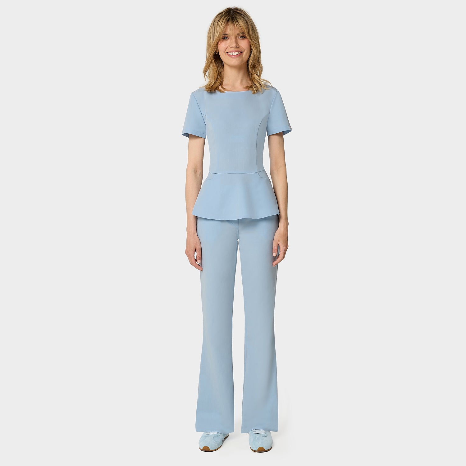 Bluza medyczna damska KIM w odcieniu Baby Blue z krytym zamkiem na plecach i baskinką - Vena Uniformy