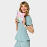Bluza medyczna damska z baskinką KIM w kolorze Cloudy Blue - kobieca, taliowana - Vena Uniformy