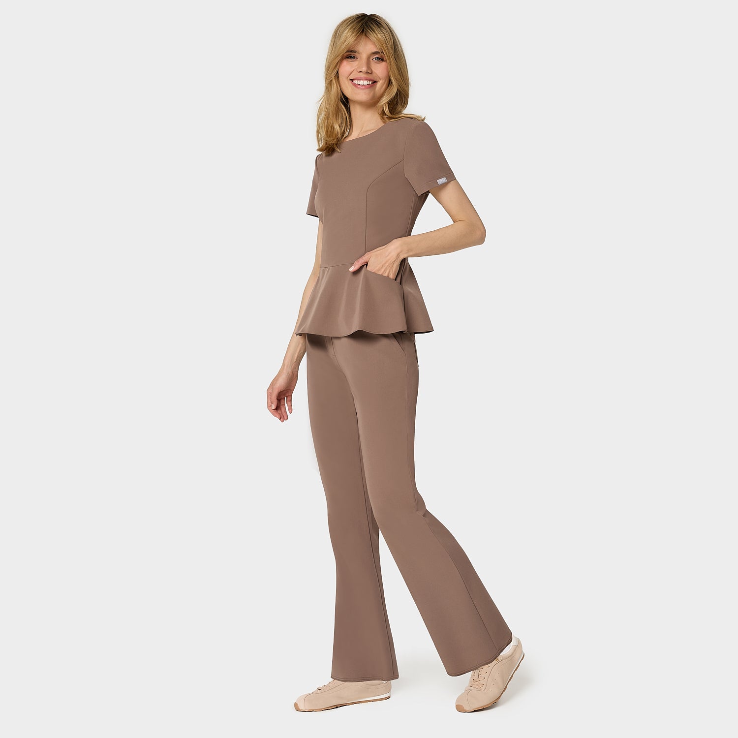 Bluza medyczna damska z baskinką KIM w kolorze MOCHA - kobieca, taliowana - Vena Uniformy
