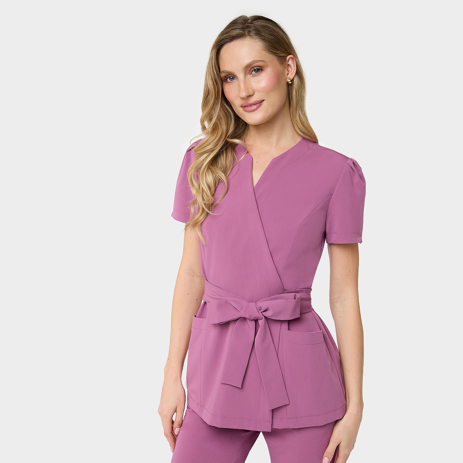 FARTUSZEK MEDYCZNY WIAZANY Z BUFKAMI W KOLORZE RÓŻOWYM BERRY CRUSH
