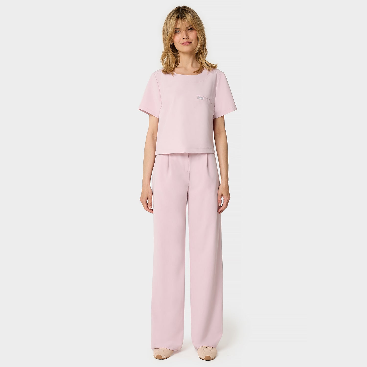 Spodnie medyczne damskie Aura w kolorze Pastel Pink - szerokie nogawki i wysoki stan z zakładkami - Vena Uniformy