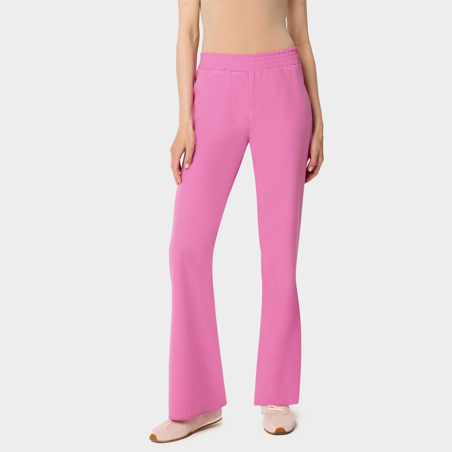 Spodnie medyczne damskie flare w kolorze Disco Pink - dopasowane w biodrach, rozszerzane od kolana - Vena Uniformy