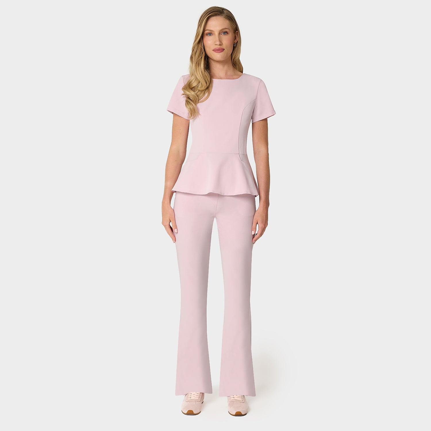 Spodnie medyczne damskie flare w kolorze Pastel Pink - dopasowane w biodrach, rozszerzane od kolana - Vena Uniformy