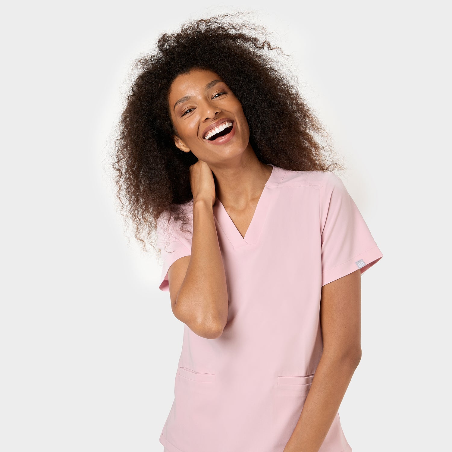 Zbliżenie kobiety prezentującej bluzę medyczną EMILY w kolorze Pastel Pink.