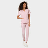Bluza medyczna EMILY w kolorze Pastel Pink - widok przodem na kobiecie.