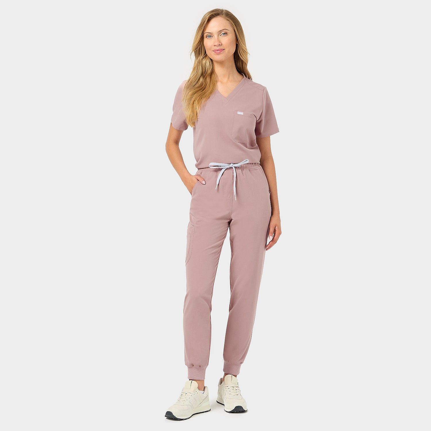 Bluza medyczna Aria w kolorze Dusty Pink - dynamiczne ujęcie