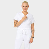 Detale białej bluzy medycznej ARIA na modelce