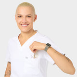 Portret modelki w ruchu w białej bluzie medycznej ARIA