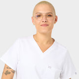 Portret modelki w białej bluzie medycznej ARIA