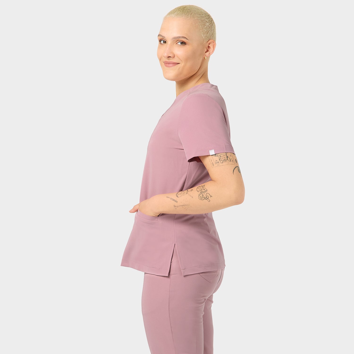 Bluza medyczna damska Emily Blossom Pink na innej modelce, widok bokiem, zdjęcie 1
