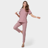 Modelka w ruchu w bluzie medycznej damskiej Emily Blossom Pink