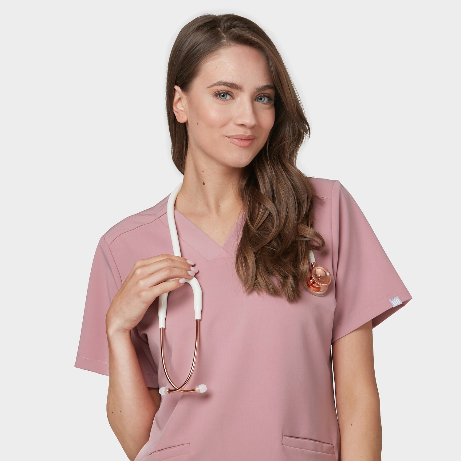  Portret modelki w bluzie medycznej damskiej Emily Blossom Pink