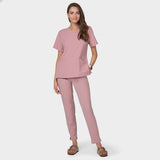 Modelka w ruchu w bluzie medycznej damskiej Emily Blossom Pink - cała postać