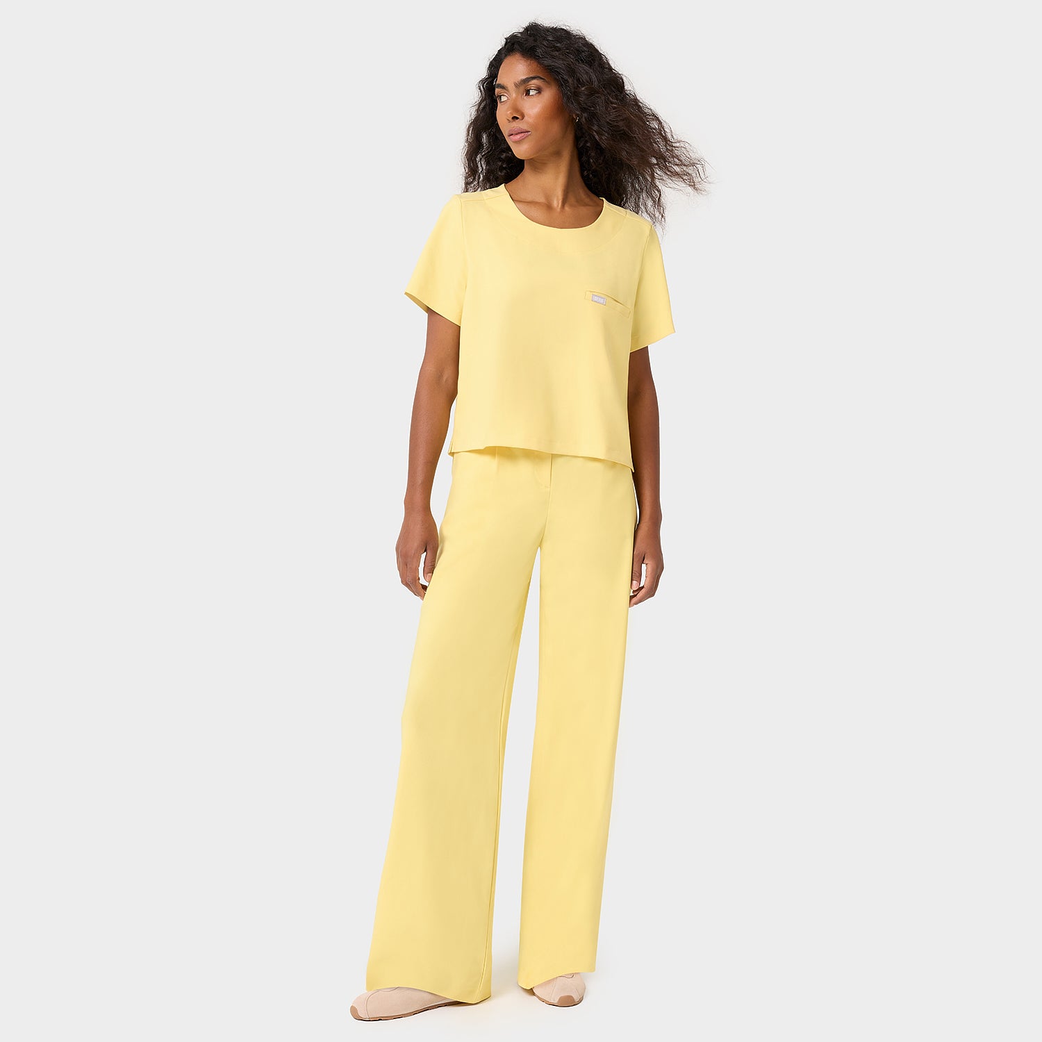 Krótka bluza medyczna Gaja crop Vena Uniformy — pudełkowy krój w żółtym kolorze Butter Yellow, kobieca odzież medyczna z polskiej produkcji