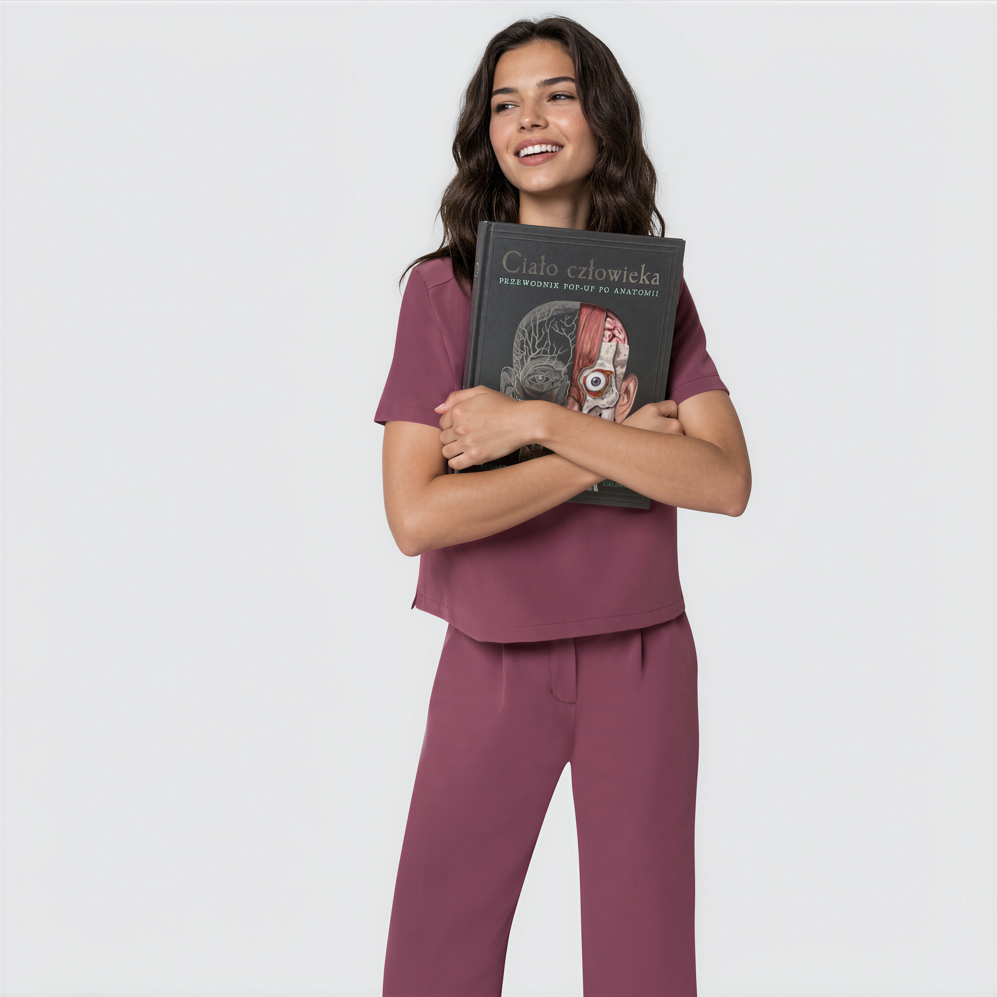 Bluza medyczna Gaja crop w kolorze Dusty Plum od Vena Uniformy.
Modelka na jasnym tle w bluzie z krótkim rękawem.