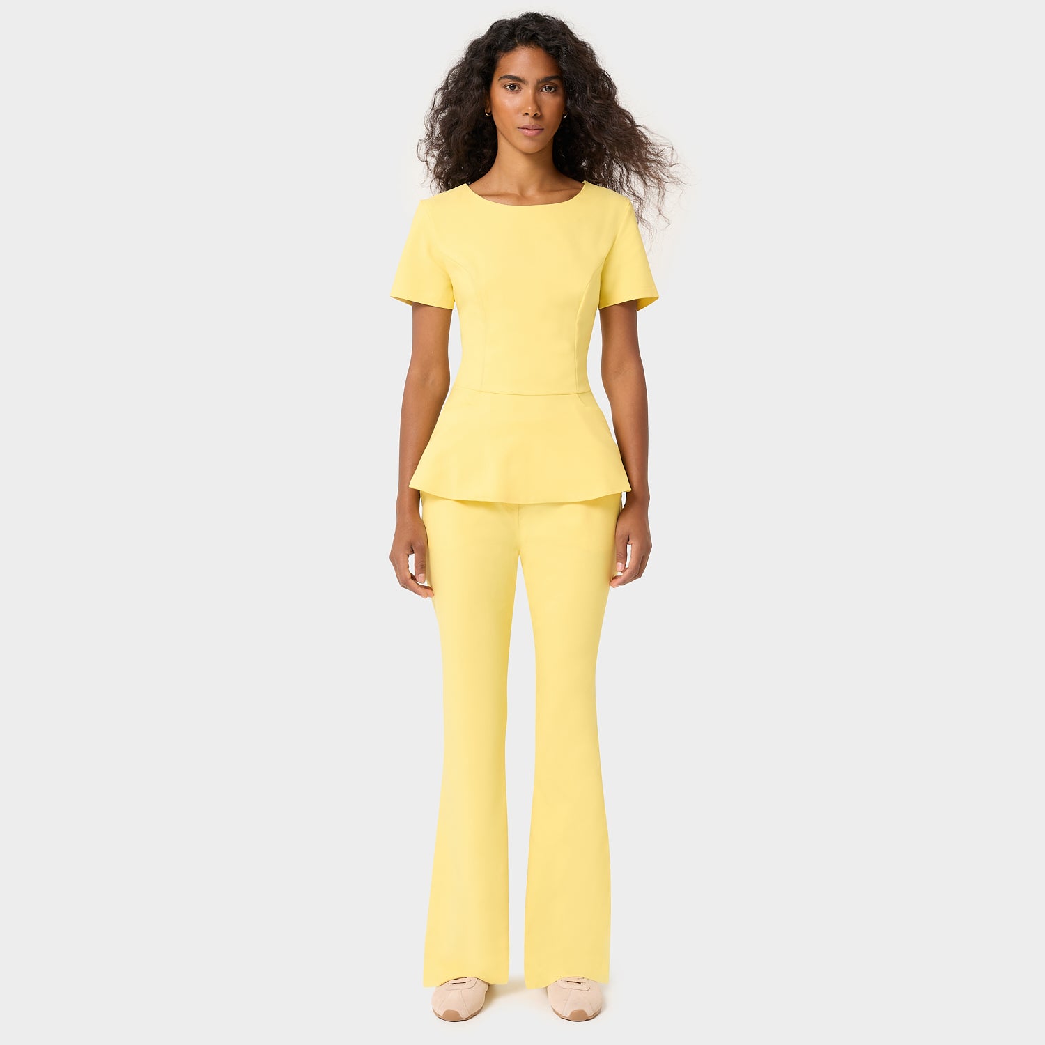 Bluza medyczna Kim z baskinką w kolorze Butter Yellow — masłowo-żółte scrubs damskie z wiskozy z elastanem, Vena Uniformy