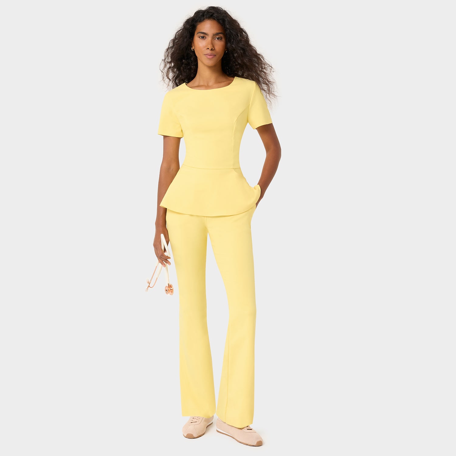 Bluza Kim z baskinką w odcieniu Butter Yellow —  wiskoza z elastanem, damska odzież medyczna Vena Uniformy