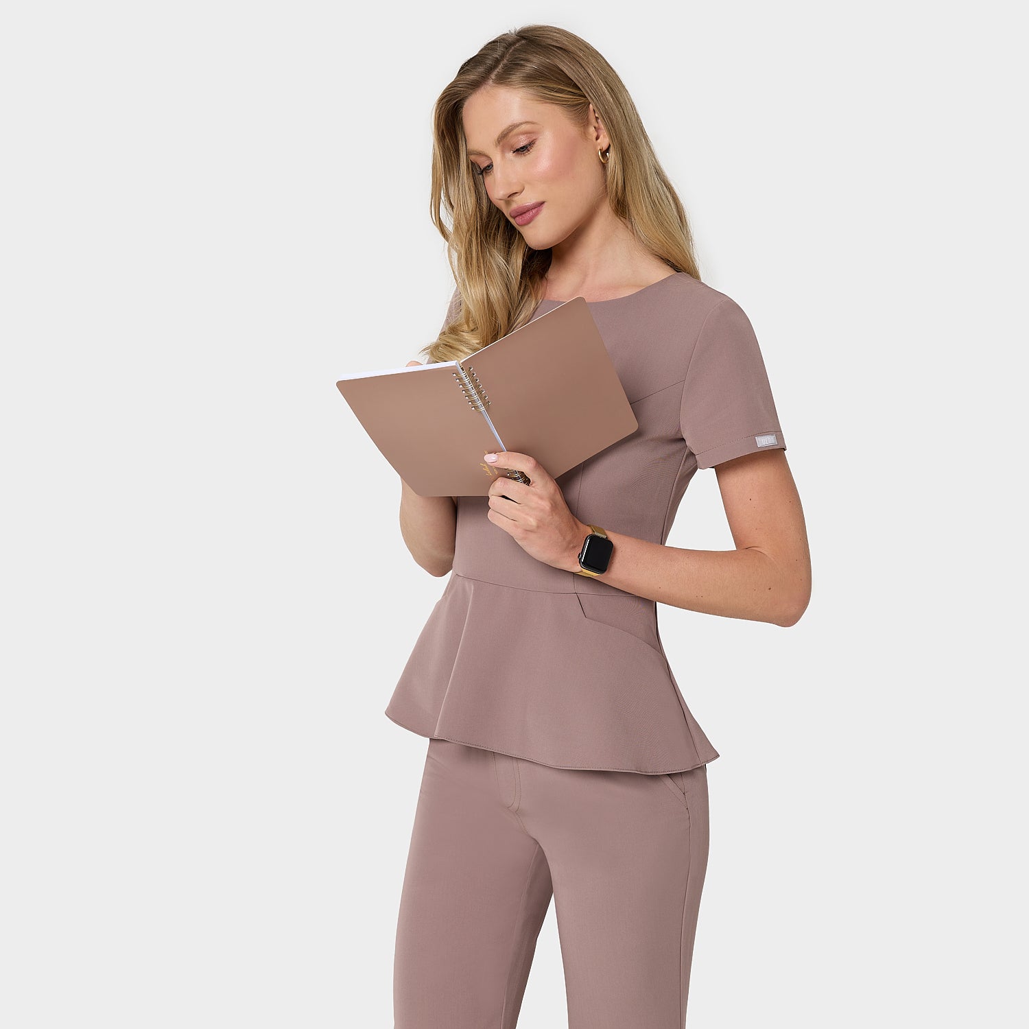 Bluza medyczna damska z baskinką KIM w kolorze LIGHT BROWN - kobieca, taliowana - Vena Uniformy