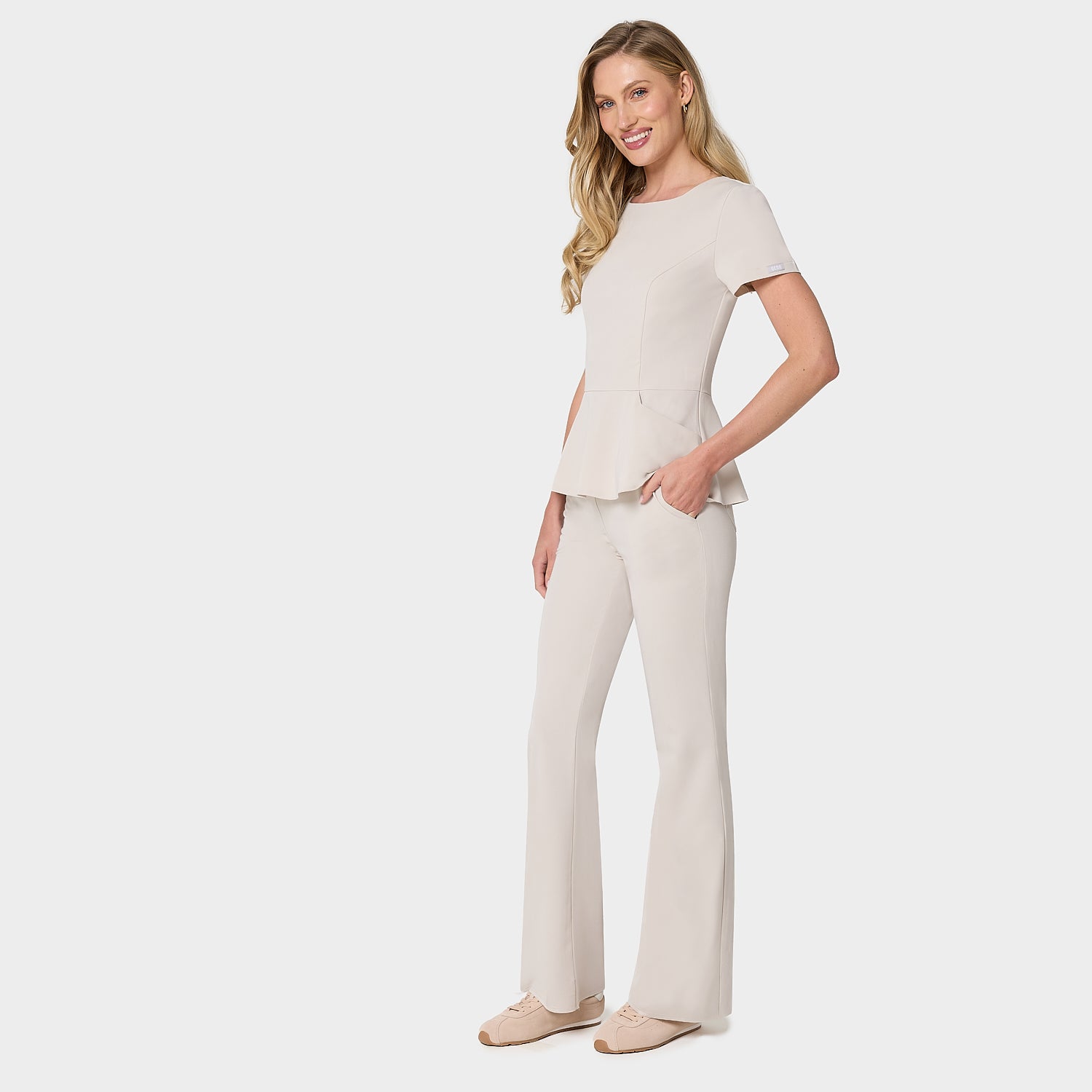 Bluza medyczna z baskinką KIM Nude - elegancka odzież medyczna damska - Vena Uniformy