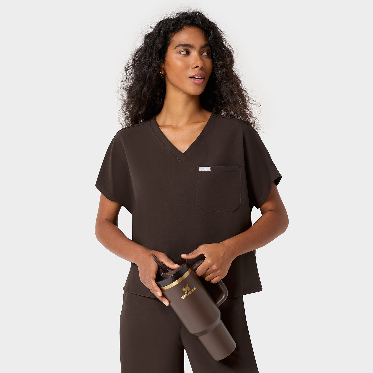 Bluza medyczna damska LUNA w kolorze Dark Chocolate – krótki fason crop, dekolt V i rękawy dolman – Vena Uniformy