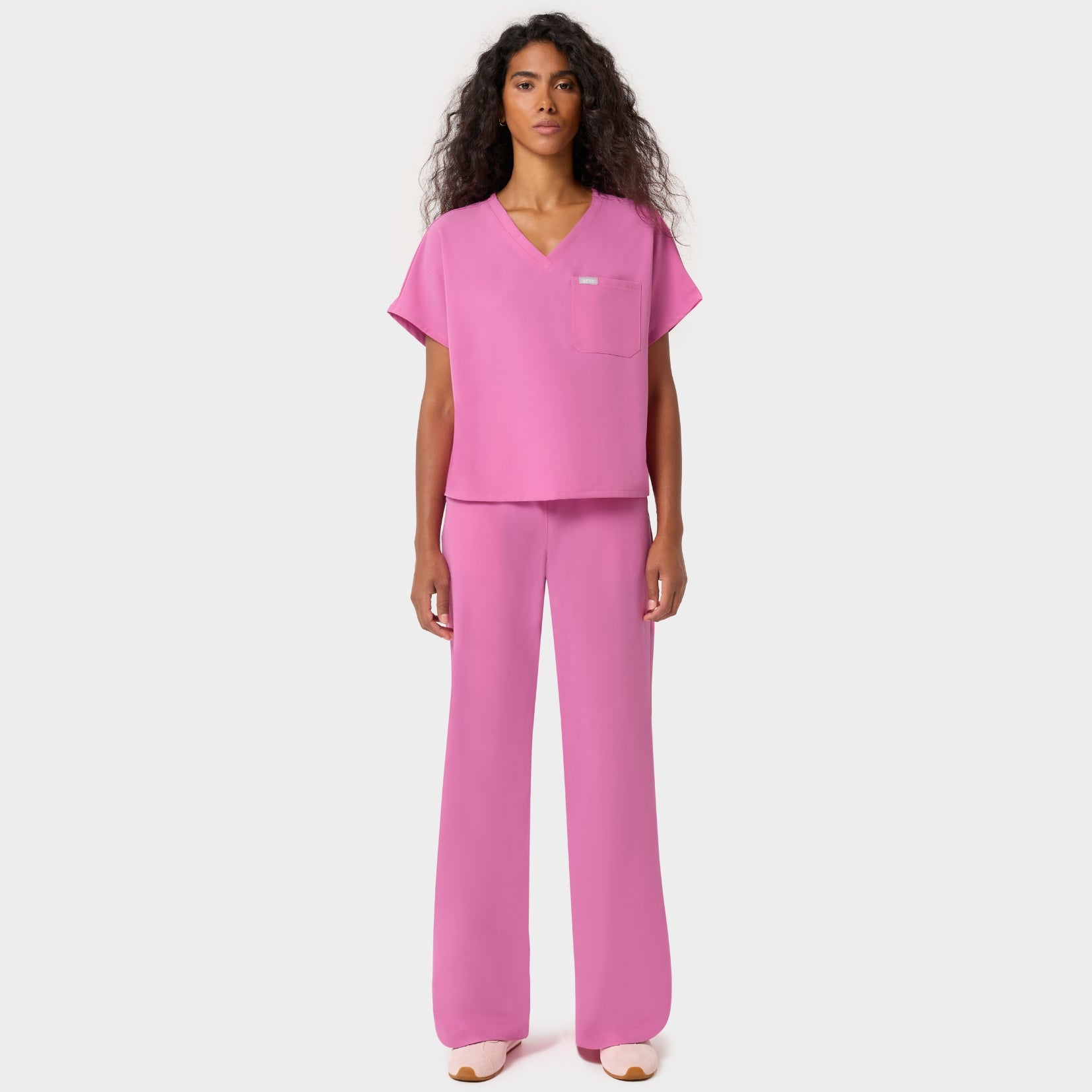 Bluza medyczna LUNA Disco Pink — detale kroju pudełkowego, rękawy dolman i kieszonka na piersi, różowa bluza scrubs Vena Uniformy
