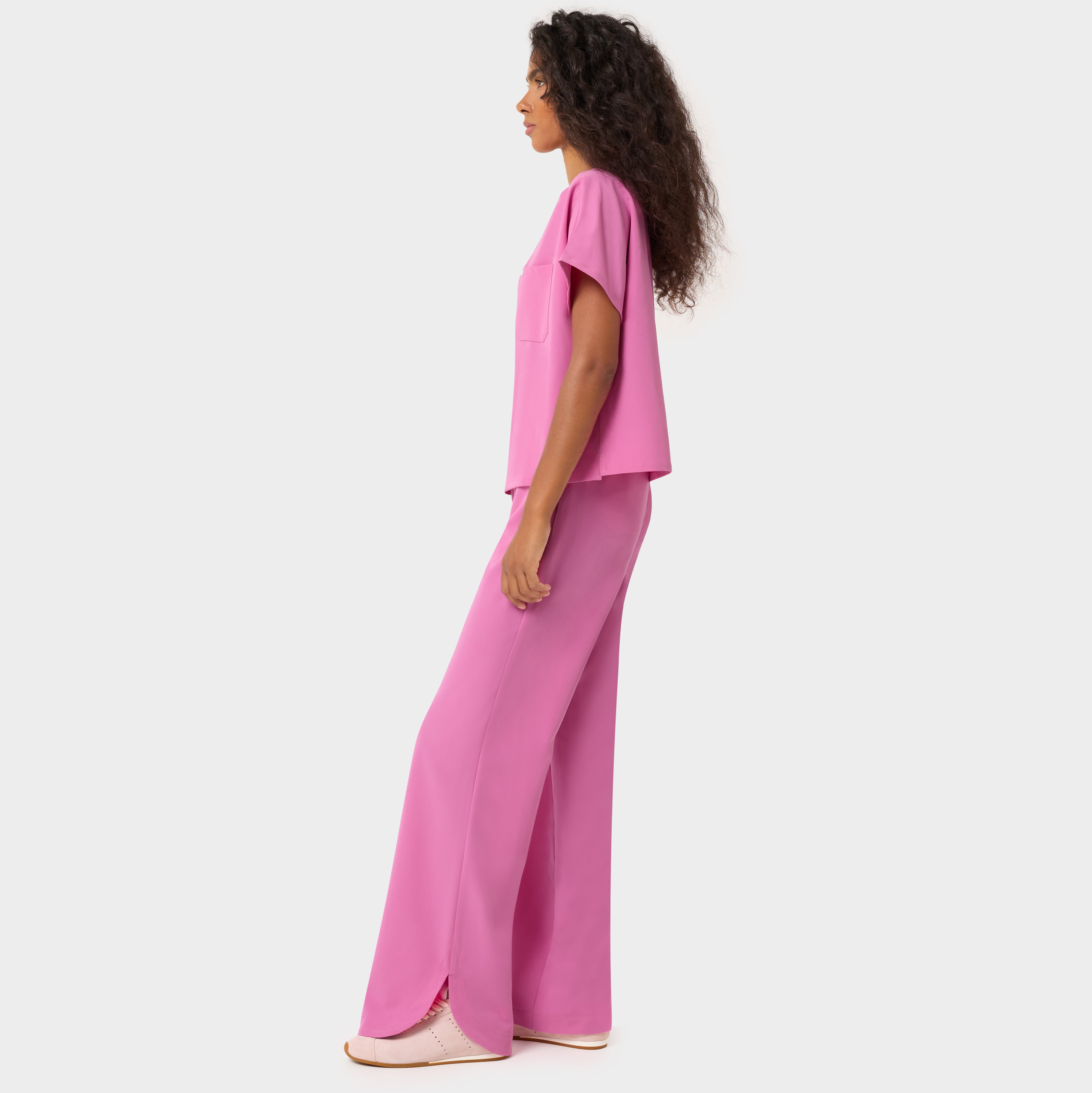 Bluza LUNA Disco Pink — różowa pudełkowa bluza medyczna z rozcięciami po bokach i krótszym fasonem, damska odzież medyczna Vena Uniformy