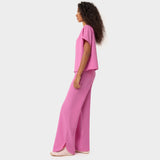 Bluza LUNA Disco Pink — różowa pudełkowa bluza medyczna z rozcięciami po bokach i krótszym fasonem, damska odzież medyczna Vena Uniformy