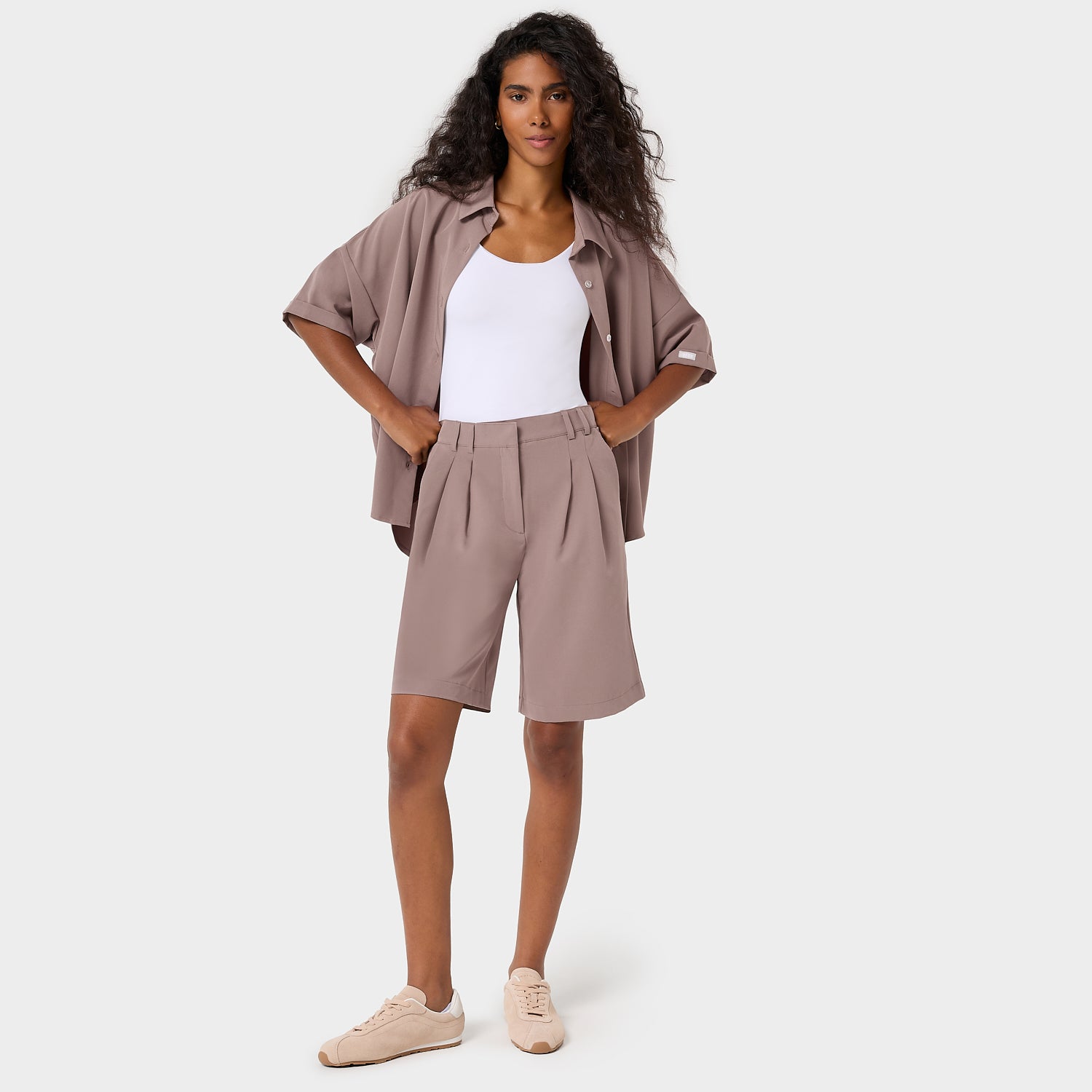 Bluza medyczna koszulowa Alice w kolorze Light Brown - brązowa oversize'owa bluza rozpinana na guziki z obniżoną linią rękawa, Vena Uniformy