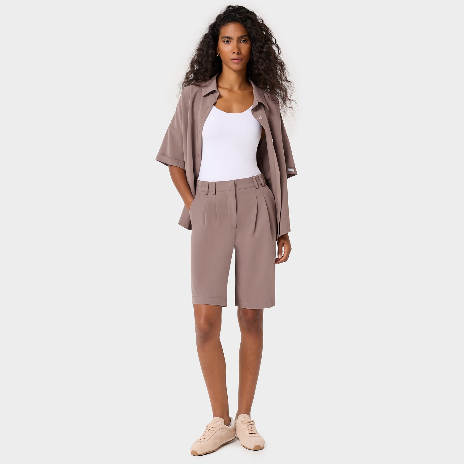 Kobieta w oversizo'owej bluzie medycznej Alice Light Brown - brązowa koszulowa bluza scrubs z klasycznym kołnierzykiem, damska odzież medyczna Vena Uniformy