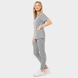 Bluza medyczna Emily w kolorze misty grey – widok z boku na kobiecie.