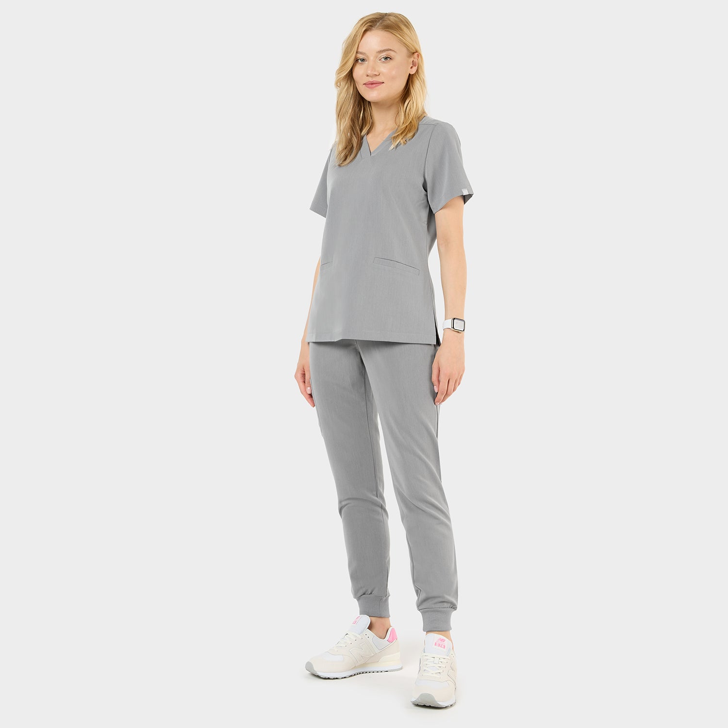 Bluza medyczna Emily w kolorze misty grey – widok z przodu na kobiecie.