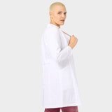 Zdjęcie fartucha medycznego w kolorze white na kobiecie, widok z boku.