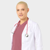 Portret kobiety w fartuchu medycznym w kolorze white