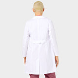 Zdjęcie fartucha medycznego w kolorze white na kobiecie, widok z tyłu.
