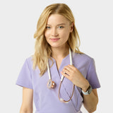 Fartuszek medyczny KATE w kolorze Soft Lilac - portret kobiety