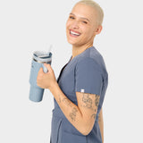 Portret kobiety w fartuszku medycznym SOPHIA, kolor INK BLUE.