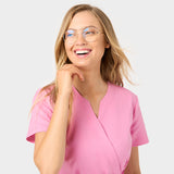 Kobieta w fartuszku medycznym SOPHIA w kolorze Candy Pink w ruchu