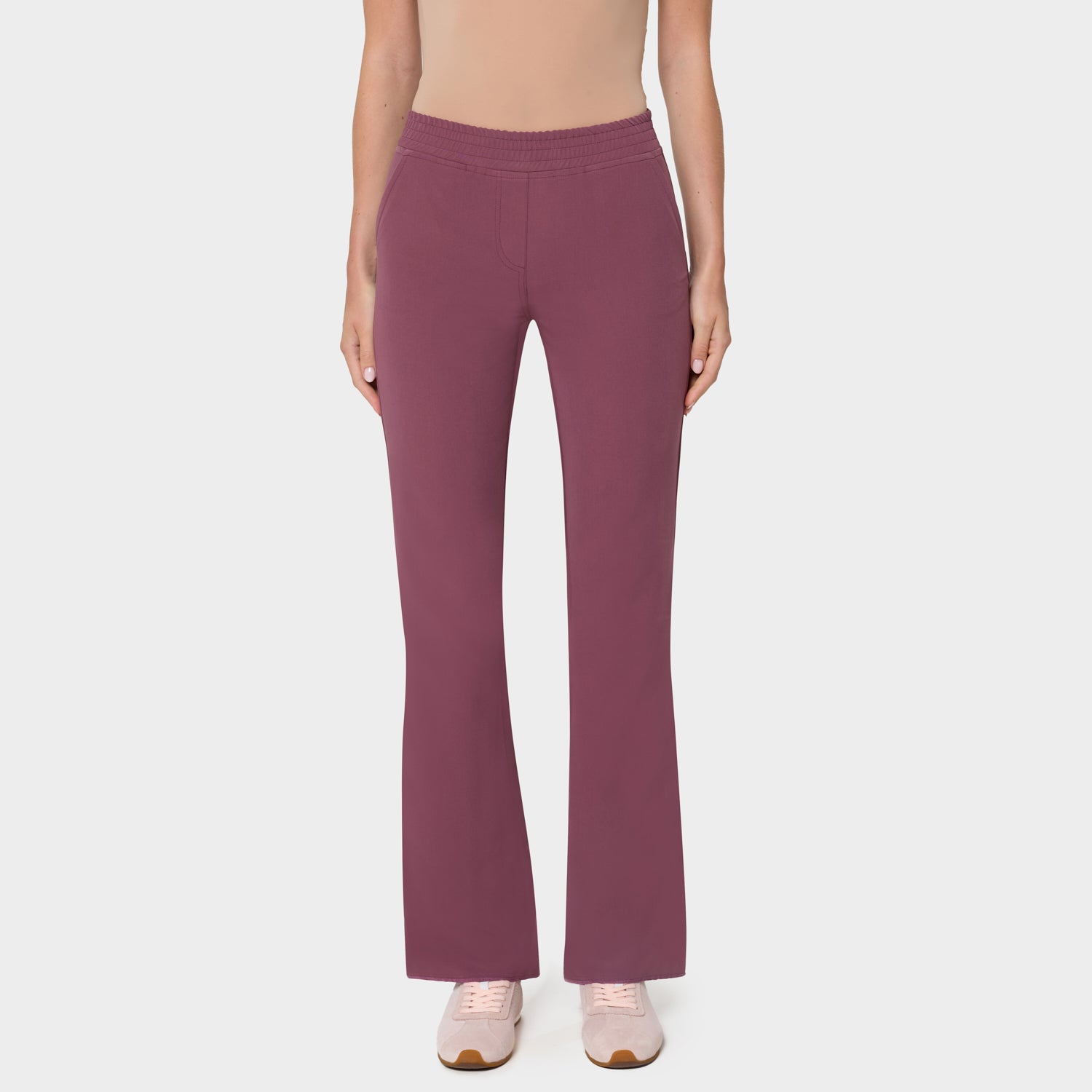 Spodnie medyczne damskie flare w kolorze Dusty Plum - dopasowane w biodrach, rozszerzane od kolana - Vena Uniformy