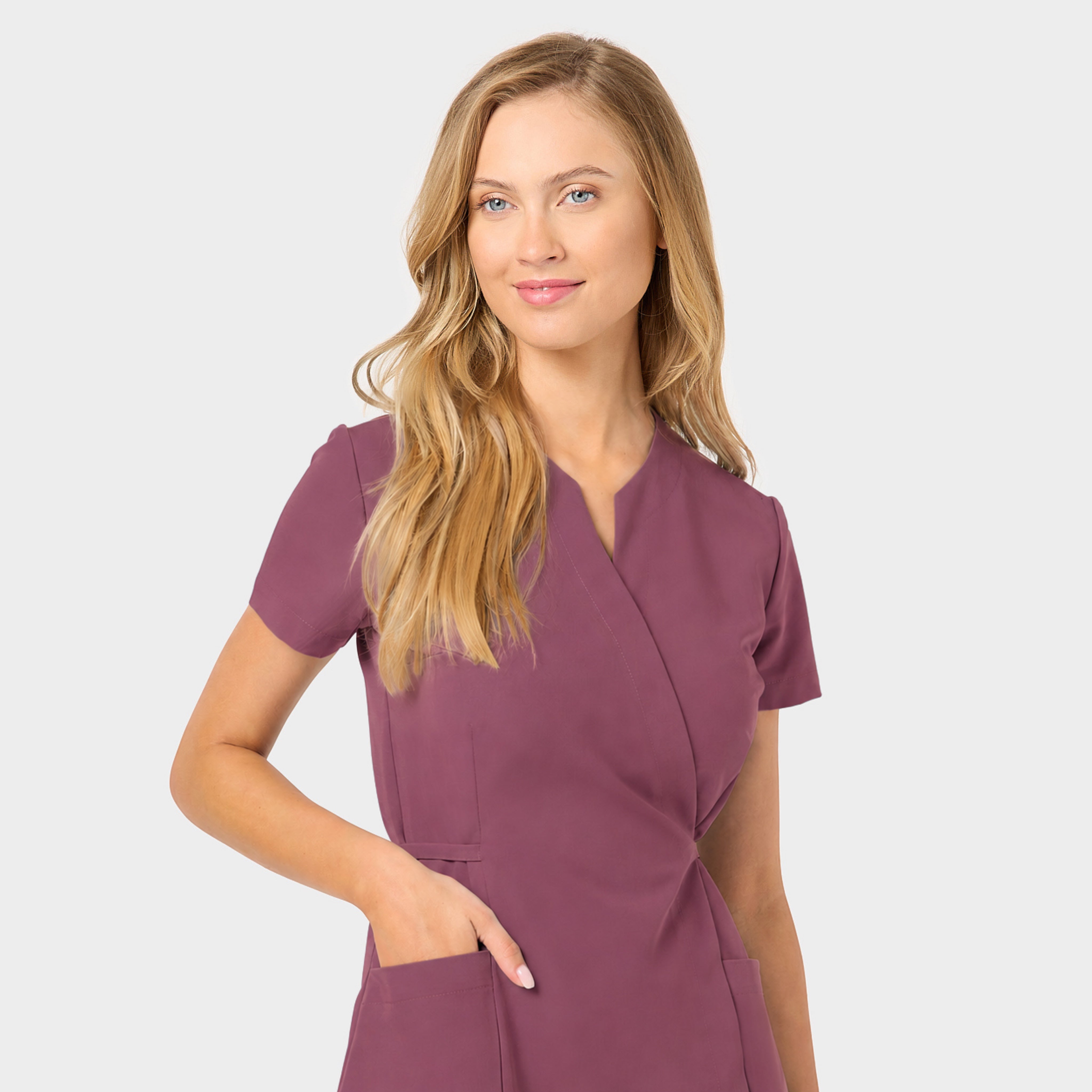 Sukienka medyczna Kate w kolorze Dusty Plum detal.