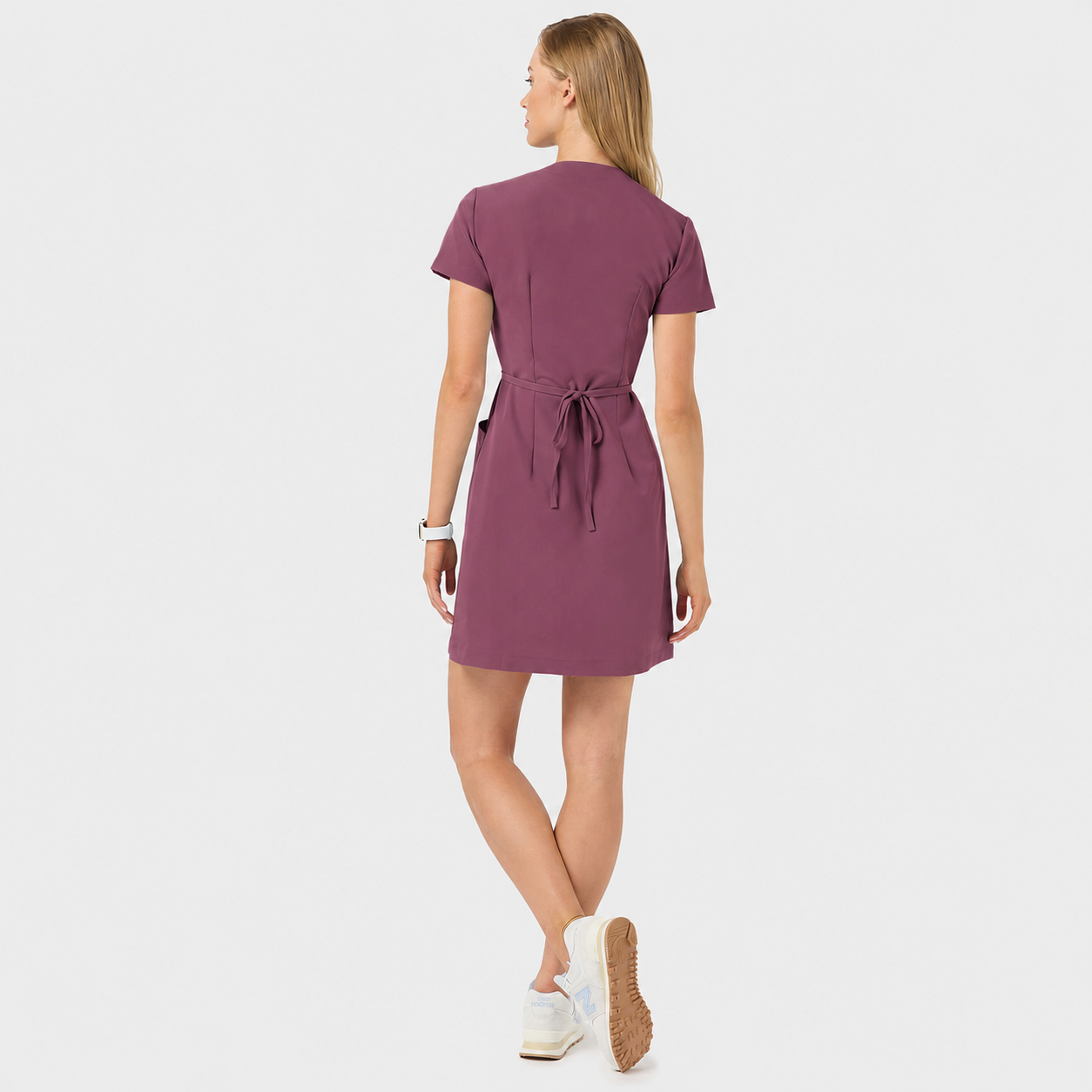Sukienka medyczna damska Kate w kolorze Dusty Plum. Widok tyłem.