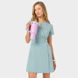Sukienka medyczna KATE Dusty Blue - rękawy: Zbliżenie sukienki medycznej w kolorze Dusty Blue, pokazujący precyzyjne wykończenie i wygodę noszenia.